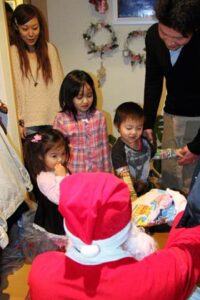 燕市・分水商工会青年部が14年目のサンタクロース事業、クリスマスイブの夜、サンタクロースにふんして保護者に代わって58世帯の子どもたちにクリスマスプレゼントを届ける