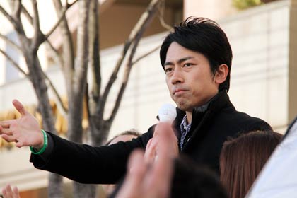 イオン県央店前で演説する小泉進次郎氏