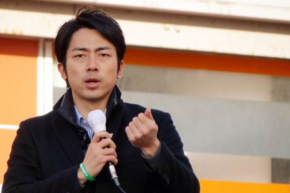 イオン県央店前で演説する小泉進次郎氏