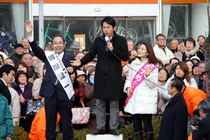 イオン県央店前で演説する小泉進次郎氏