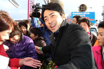 イオン県央店前で演説する小泉進次郎氏