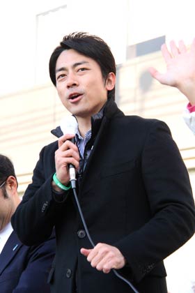 イオン県央店前で演説する小泉進次郎氏