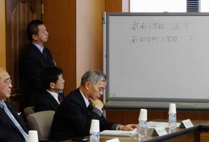 委員は8人が「嵐南」、3人が「南四日町」を推す