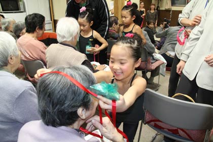燕市ジュニア新体操クラブの子どもたちからメッセージを書いたペンダントをプレゼント