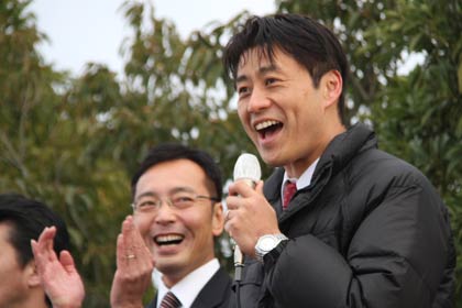 13日にイオン三条店前で菊田氏の応援演説を行う細野氏