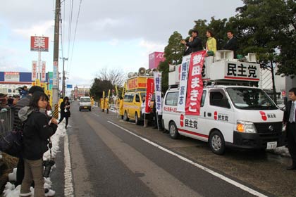  13日にイオン三条店前で菊田氏の応援演説を行った細野氏