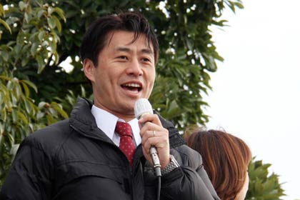 13日にイオン三条店前で菊田氏の応援演説を行った細野氏