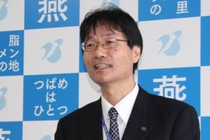 26日、記者会見した鈴木燕市長