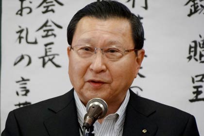 目をうるませてあいさうする加藤社長