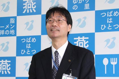 記者会見でつば九郎の動向に気をもんでいることを話す鈴木市長