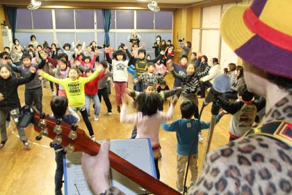 三条市・南児童クラブで行われた「カレーラーメンの歌」の出前ミニコンサート、最後にみんなで「カレーラーメン体操」