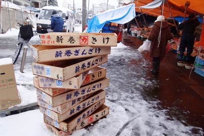売れて積み上げられた新巻鮭の空き箱