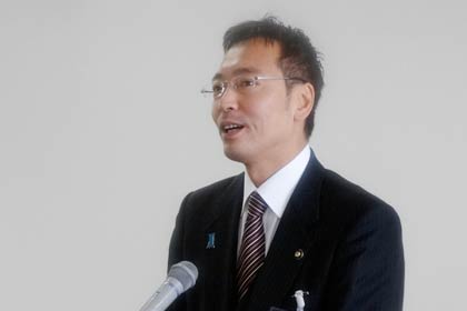 官公庁仕事納めの28日、年末のあいさつを行う国定三条市長