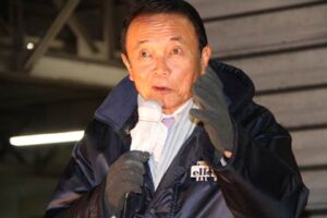 14日、三条中央青果卸売市場で行われた4区・金子氏の応援に訪れた麻生氏