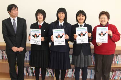 左から藤沢教育長、「サークル☆パンダ」の神保さん、松井さん、関川さん、小中川児童館の大橋館長