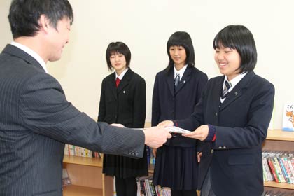 藤沢教育長から「サークル☆パンダ」の3人に教育長特別賞を手渡す