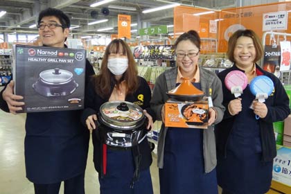  新春初売りのガラポン抽選会で当たる商品を手にストックバスターズのスタッフ