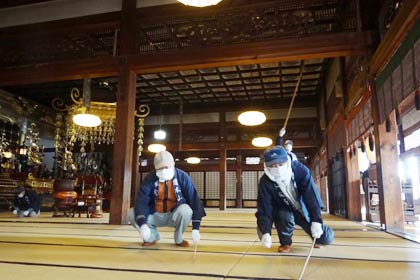 28日に本成寺で行われた恒例のすす払い