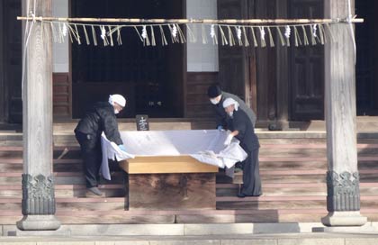 本堂前のさい銭箱も年末年始の参拝用に準備