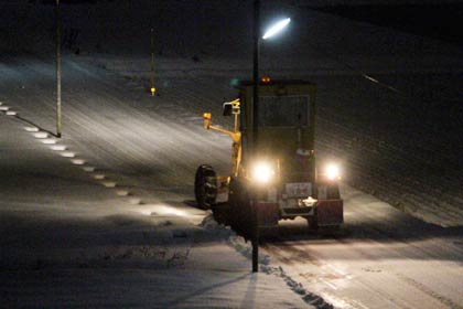 28日未明、上須頃地内を走る除雪車