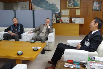 左から高儀の高橋会長、高橋社長、国定市長の歓談は笑いが絶えなかった