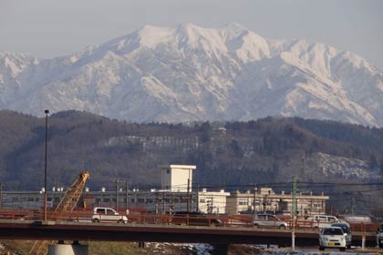 29日の三条市はすっきりとした青空が広がり、五十嵐川で河原で忙しく動く重機