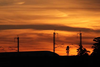 三条市上須頃地内で夕焼け空に上越新幹線のシルエット