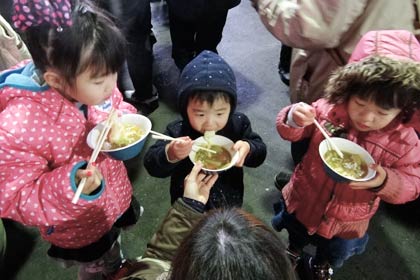 カレー雑煮を味わう子どもたち