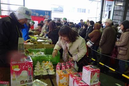 販売コーナーに行列