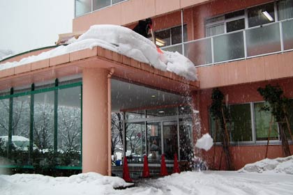 介護老人保健施設いっぷくでの玄関前の雪下ろしのようす