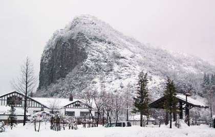 雪で白くなった八木ヶ鼻