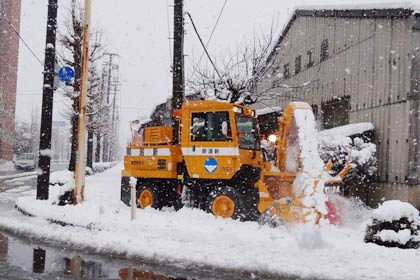 歩道除雪をする県の除雪車