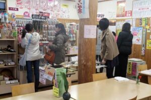 今回初めて年末年始も営業している道の駅国上のふれあいパーク国上と味処花てまり、元日夕方の味処花てまりのようす