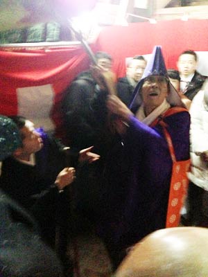 三条市・法華宗総本山で除夜の鐘の一発目をつく石丸貫首