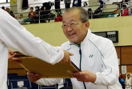 大会3人目となる出場40回表彰を受ける安田進さん