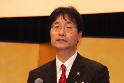 あいさつする鈴木市長