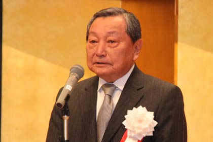 あいさつする山崎燕商工会議所会頭