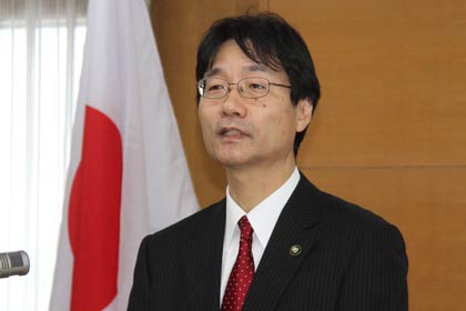 職員を前に新年のあいさつを行う鈴木燕市長