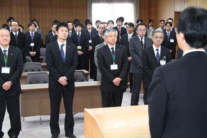 職員を前に新年のあいさつを行う鈴木燕市長