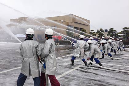 6日、吉田産業会館で行われた平成25年燕市消防出初式