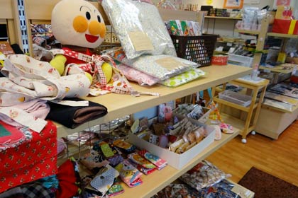 昨年12月20日から1カ月間の期間限定で三条市本町2、ふれあい広場「スマイル本町」で販売されている「ママサークルらぶべび☆クチュリエ」の作品