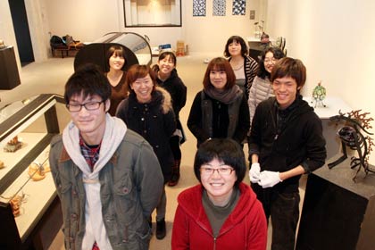 11日から27日まで燕市産業史料館で開かれる長岡造形大学の学生とのコラボレーション企画展「燕×長岡造形大学×ものづくり展～未来に繋ぐものがたり～」を前に6日、展示作業を行った学生、最前列の左が総合隊長の志田さん、右が企画班長の鶴水さん