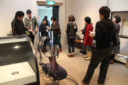 展示作業を行う学生