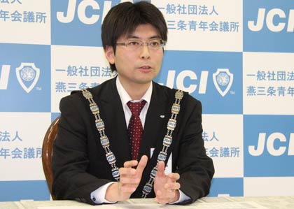 記者会見する燕三条青年会議所の早川滝徳理事長