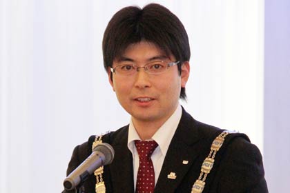 会員を前にあいさつする早川理事長