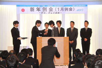 新入会員にJCバッジとネームプレートの授与