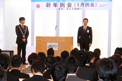 新年例会で早川理事長(左)と五十嵐前理事長(右)