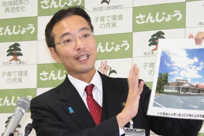  定例記者会見を行う国定三条市長