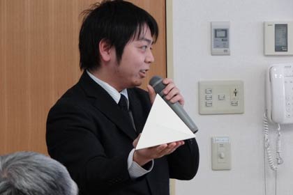 「起き上がる立体」を実演してみせる今井さん