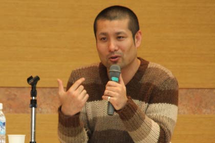昨年1月開かれた三条市ESD協議会主催「三条まちなかトークライブ」での山崎亮さん